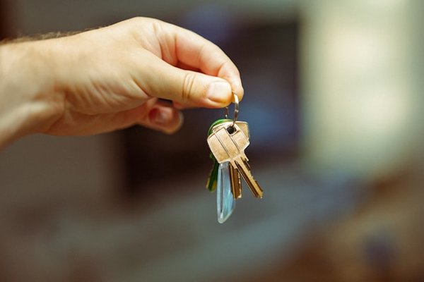 How can first-time buyers in the UK utilize government schemes to secure a mortgage?